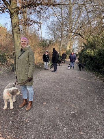 Social Walk – Teilnehmerin mit Hund im Winter