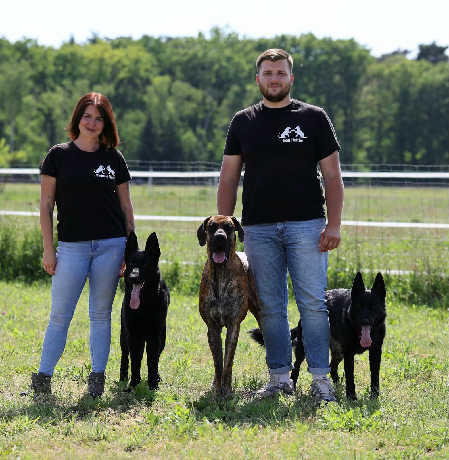Michelle und Noel Heisler mit Brixie, Fridolin und Igor